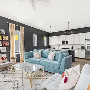  Holiday home Vibrant Designer House With Roof Deck & Garage Near Dt