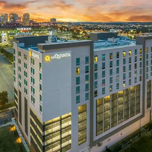 La Quinta & By Wyndham Downtown Stadium נאשוויל